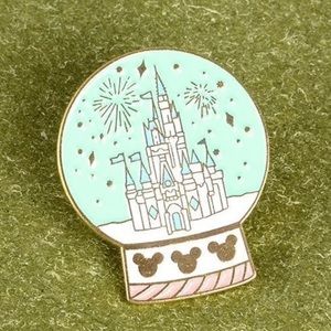 New vintage Disney Snowglobe beautiful Castle pin